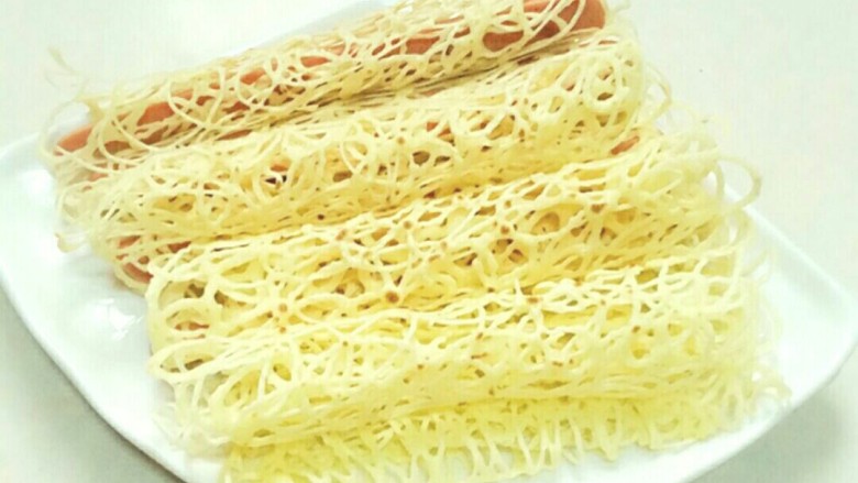 花式鸡蛋饼,里面可以夹根火腿,或可以在上面淋上自己喜欢的果酱炼乳什么的