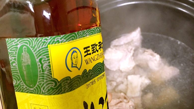 "东北那疙瘩的好吃的"之@@大丰收,高压锅里放7.5毫升料酒,加5g的盐,开高压模式,炖30分钟以上。锅自动默认的炖排骨时间是50分钟,我设定了30分钟。因为一会儿我们还要放锅里炖,所以不用那么长时间。如果没有高压锅。那就普通锅中火炖50分钟以上,排骨不烂的话,就不那么好吃了,还不入味。那么就等着排骨熟吧。