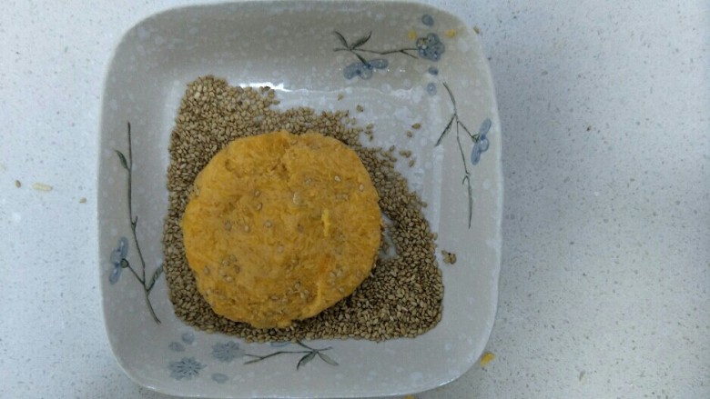 软糯南瓜饼,取一小块南瓜加糯米揉好的面团，用两手心对着揉圆后再压成饼，一面沾面白<a style='color:red;display:inline-block;' href='/shicai/ 666'>芝麻</a>。