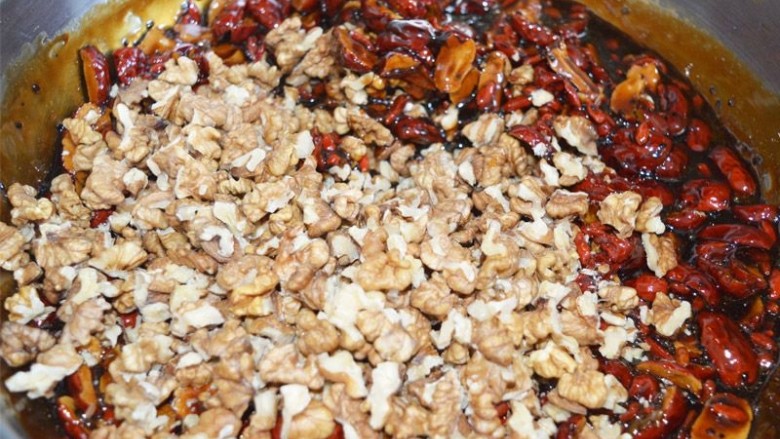手工阿胶糕,加入辅料(<a style='color:red;display:inline-block;' href='/shicai/ 5056'>核桃仁</a>)
大果仁加入顺序可随意