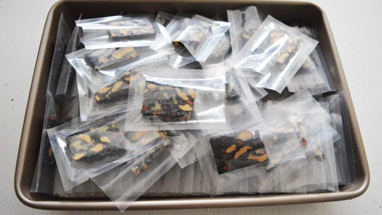 手工阿胶糕,装袋 抽真空
如自己吃可直接放入保鲜盒
冰箱保鲜层保存