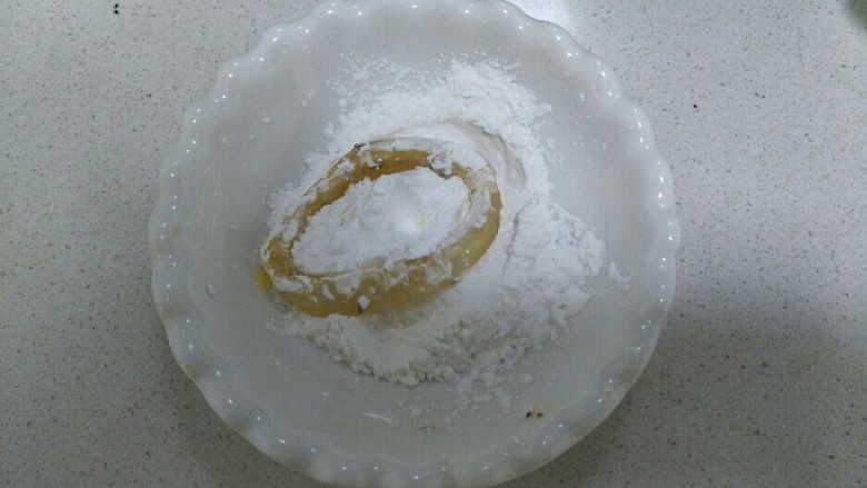 香酥鱿鱼圈,把鱿鱼圈,先沾满淀粉。