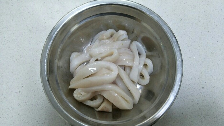 香酥鱿鱼圈,把切好的鱿鱼圈放在一个盆子里。