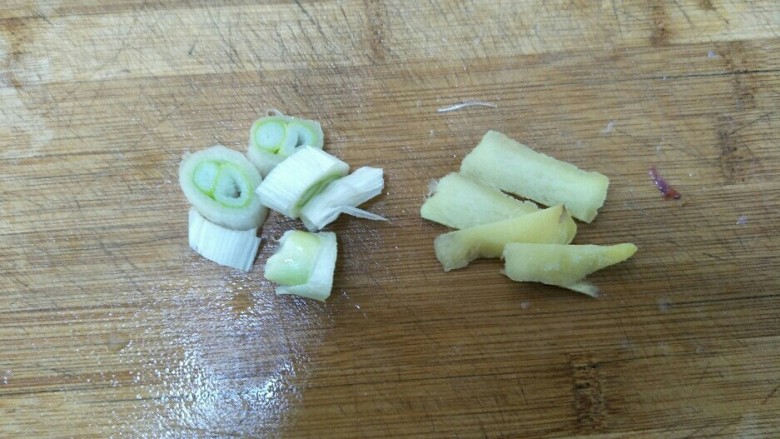 香酥鱿鱼圈,葱切成段,姜切成片。