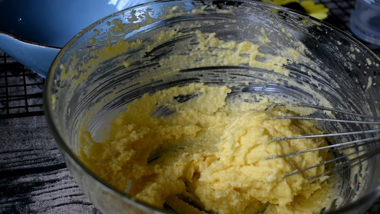 椰丝小饼,使他们充分混合,不要有干粉颗粒