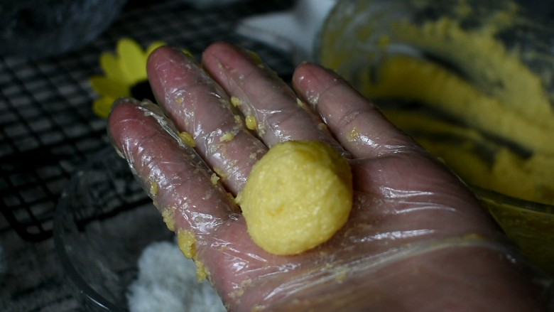 椰丝小饼,用手取一点面团,揉圆