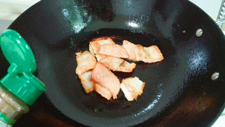 黑~花椒香三文鱼骨,放适量<a style='color:red;display:inline-block;' href='/shicai/ 704'>椒盐</a>,盛盘,取一小朵熟的西蓝花装饰一下