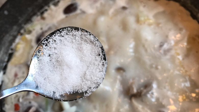 筒骨菌菇汤,加入适量盐和胡椒粉调味,喜欢鸡精可以加入适量