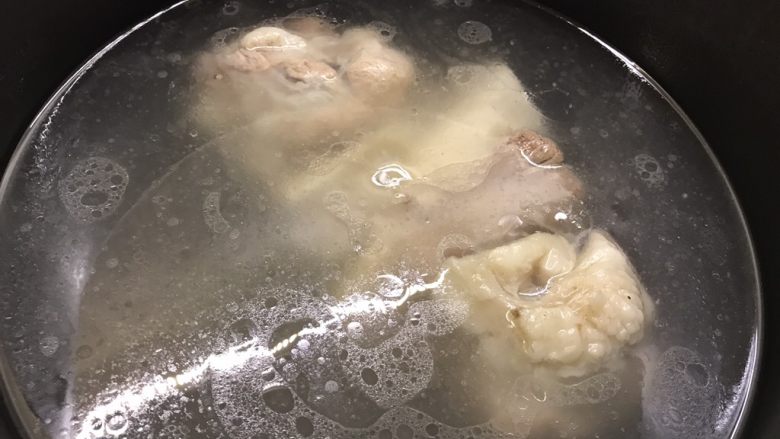 筒骨菌菇汤,重新放入冷水锅中,用高压锅炖半小时