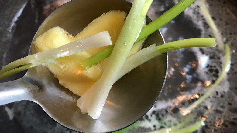 筒骨菌菇汤,加入两片生姜,适量葱段