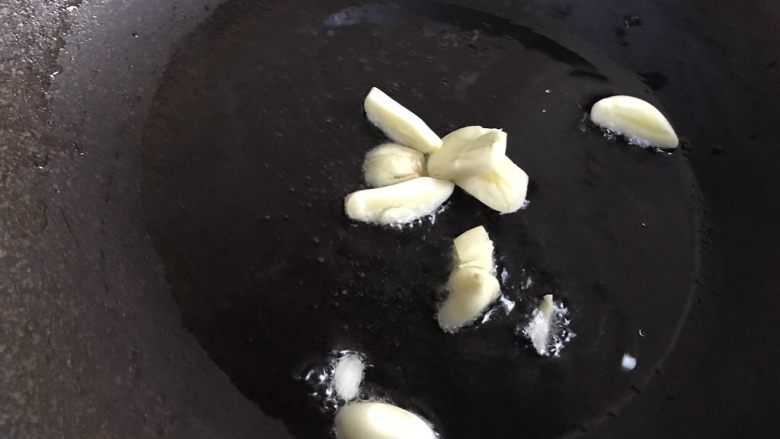 茭白炒三丝,锅中放入适量油,倒入大蒜爆香