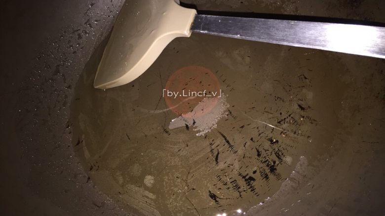 咖喱菠萝炒饭,接着热锅,放适用油烧热