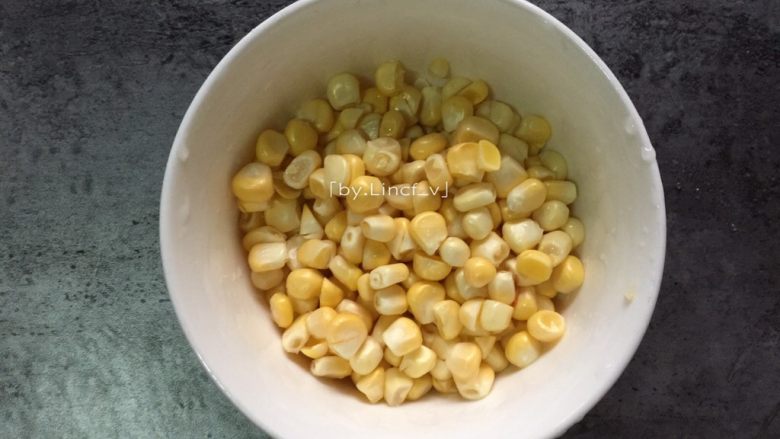 咖喱菠萝炒饭,玉米掰出成玉米粒,洗净后待用