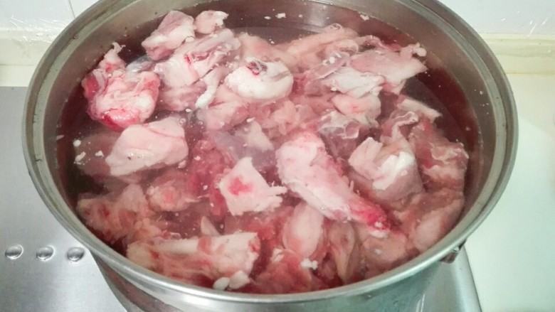 羊油香飘羊排汤,羊排和冷水一起放锅里大火烧开,同时准备以下配料