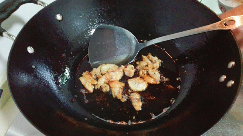 羊油香飘羊排汤,看到出油了,用锅铲轻轻压一压油脂,把里面油快点出来,变成浅黄色,放另外一部分花椒关火