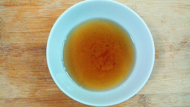 羊油香飘羊排汤,稍微凉的,把油过滤到碗里