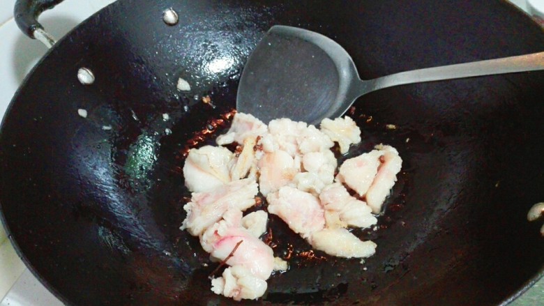 羊油香飘羊排汤,炖汤时间,羊排上面的油脂放进锅里中火熬