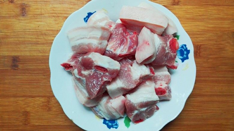 玫瑰乳红烧肉,五花肉,靠猪前腿部位,可以问卖肉人,什么部位五花肉嫩就买什么部位