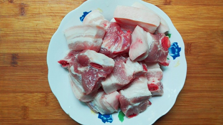 玫瑰乳红烧肉,五花肉，靠猪前腿部位，可以问卖肉人，什么部位五花肉嫩就买什么部位