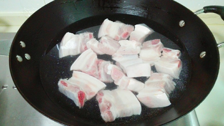 玫瑰乳红烧肉,五花肉冷水一起下锅烧开,撇去浮沫