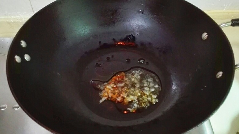 玫瑰乳红烧肉,小火,冰糖熬化至浅咖啡色