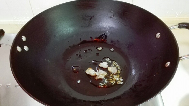 玫瑰乳红烧肉,锅里放少许食用油,放冰糖