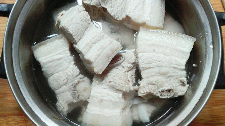玫瑰乳红烧肉,冲洗干净,放进小锅里,放适量热水烧开