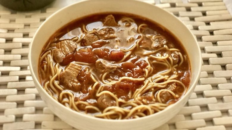 红烧牛肉面,面条放入牛肉汤里,美味的牛肉面就好了。