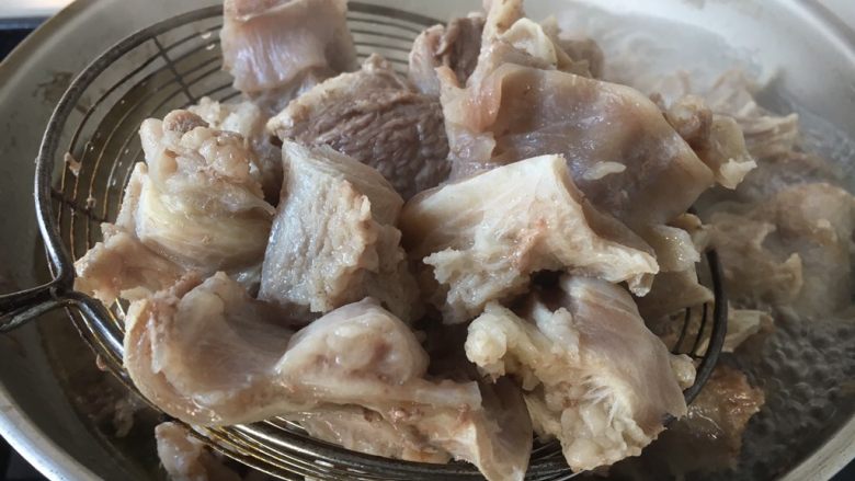 啤酒炖牛背筋,然后撇去浮末,捞出牛背筋备用。