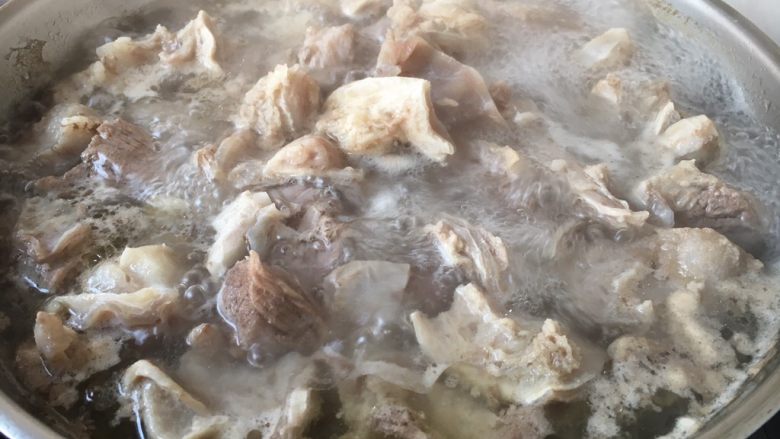 啤酒炖牛背筋,大火煮开后再煮3~5分钟。