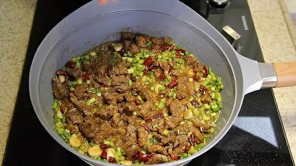 孜然牛肉,放点盐,翻炒几下,就可出锅