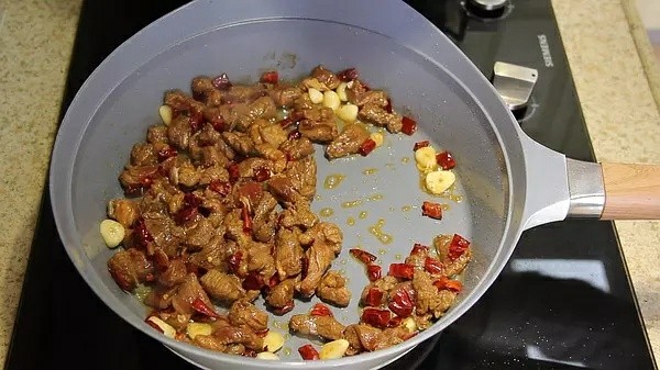 孜然牛肉,转大火,快速翻炒