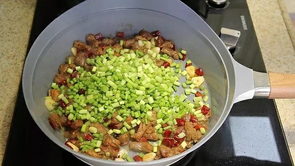 孜然牛肉,牛肉变色,加入蒜台