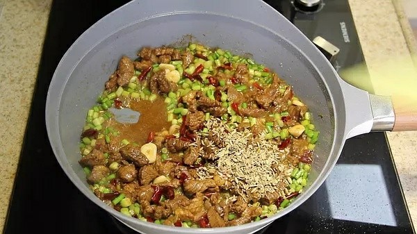 孜然牛肉,放入耗油,<a style='color:red;display:inline-block;' href='/shicai/ 788'>生抽</a>,孜然