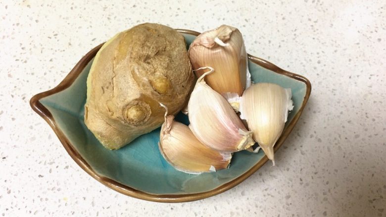 酸辣白菜木耳炒虾米,准备姜蒜(喜欢吃葱的,可以加点葱)