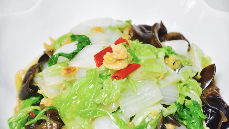 酸辣白菜木耳炒虾米,出锅,盛盘
