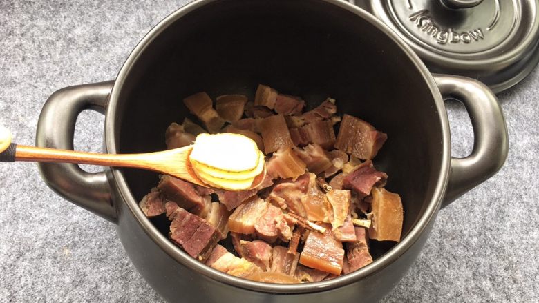 天麻炖火腿肉,添加切好的<a style='color:red;display:inline-block;' href='/shicai/ 37'>姜</a>片,去火腿肉腥味儿。