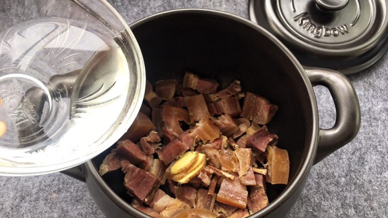天麻炖火腿肉,添加适量清水(没过火腿肉表面就可以了,水添加过多会改变肉汤鲜味)