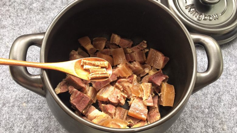 天麻炖火腿肉,放入五指毛桃根,添加五指毛桃根可以增加肉香味。