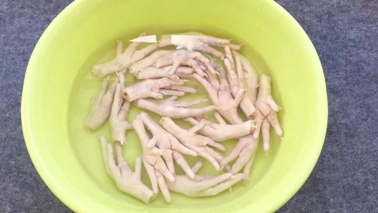 柠檬舂鸡脚,鸡脚一斤,买回来后放入水中泡一个小时,中间换几次水,这样泡好的<a style='color:red;display:inline-block;' href='/shicai/ 89'>鸡爪</a>做出来颜色更完美。