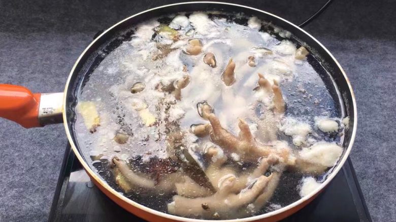 柠檬舂鸡脚,所有佐料添加完后调大火煮开转小火,煮12分钟关火,时间不要太长,鸡脚煮破皮就不好看啦。但是要确保鸡脚煮熟透了。