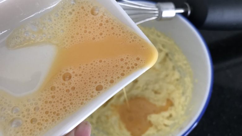 腰果小酥饼,30g分蛋液分2次加入打发的黄油里,打发均匀(第一次加一半)