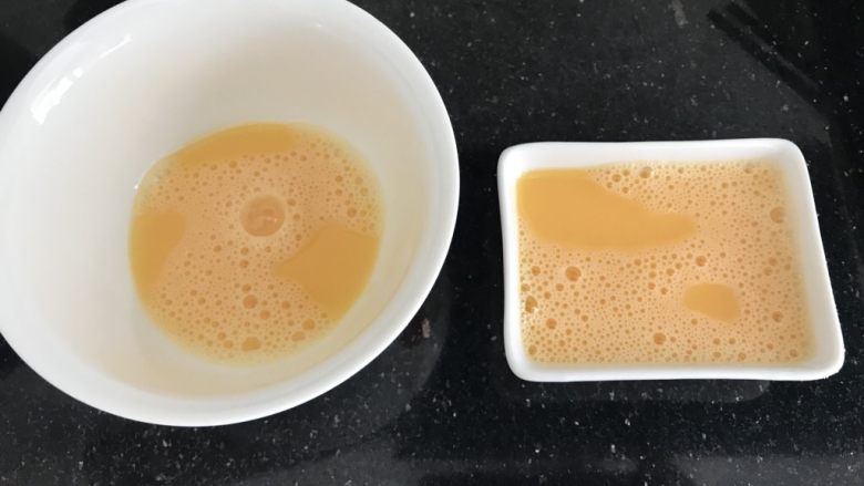 腰果小酥饼,称好30g(右)备用,(左)留着后面刷表面