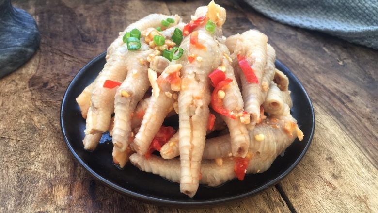 柠檬舂鸡脚,很不错的一道开胃小吃,吃过柠檬美食的都知道,柠檬与食物结合,那种味道无法言语。