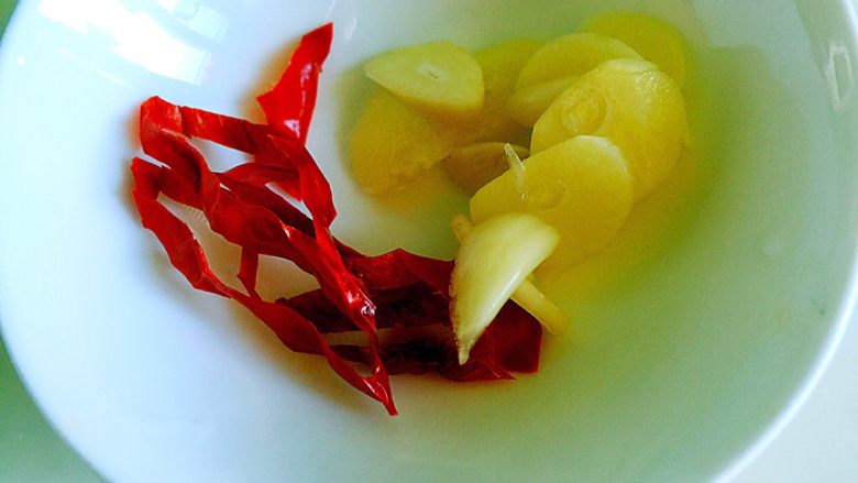 炒连贴,红辣椒切丝,<a style='color:red;display:inline-block;' href='/shicai/ 2794'>大蒜</a>切片。