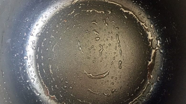 五颜六色焖饭,在电饭锅里刷一层食用油,防止粘锅!