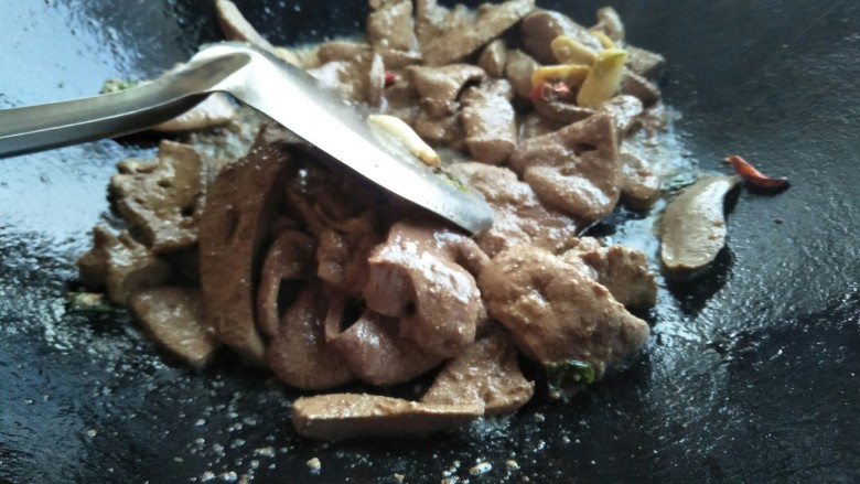 家常炒猪肝,炒到猪肝变色,倒入料酒