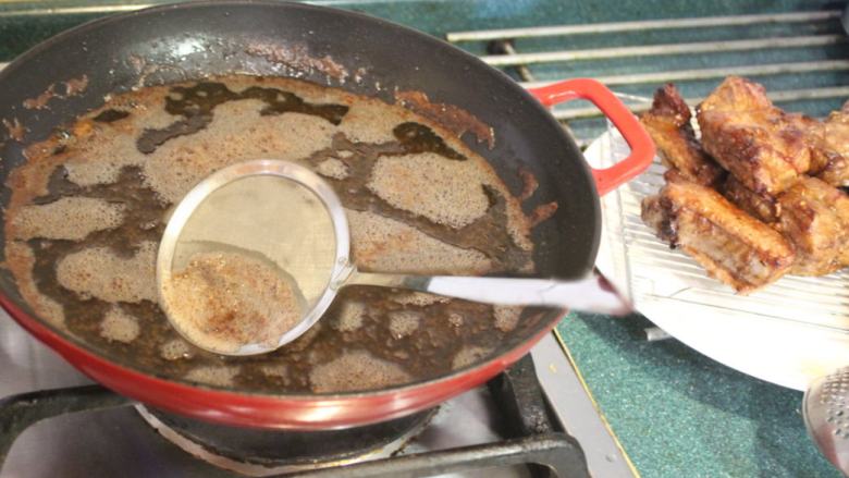 香酥排骨,将排骨捞起滤油,并捞掉油面浮沫。
