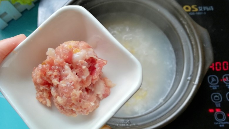 栗子皮蛋肉末粥,粥煮大约30分钟就粘稠,即可倒入<a style='color:red;display:inline-block;' href='/shicai/ 442'>肉末</a>煮3分钟