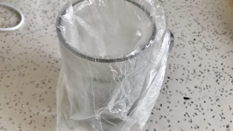 法式紫色马卡龙,先做准备工作,省的到时候手忙脚乱,把裱花嘴放入裱花袋,套到深的茶杯里。